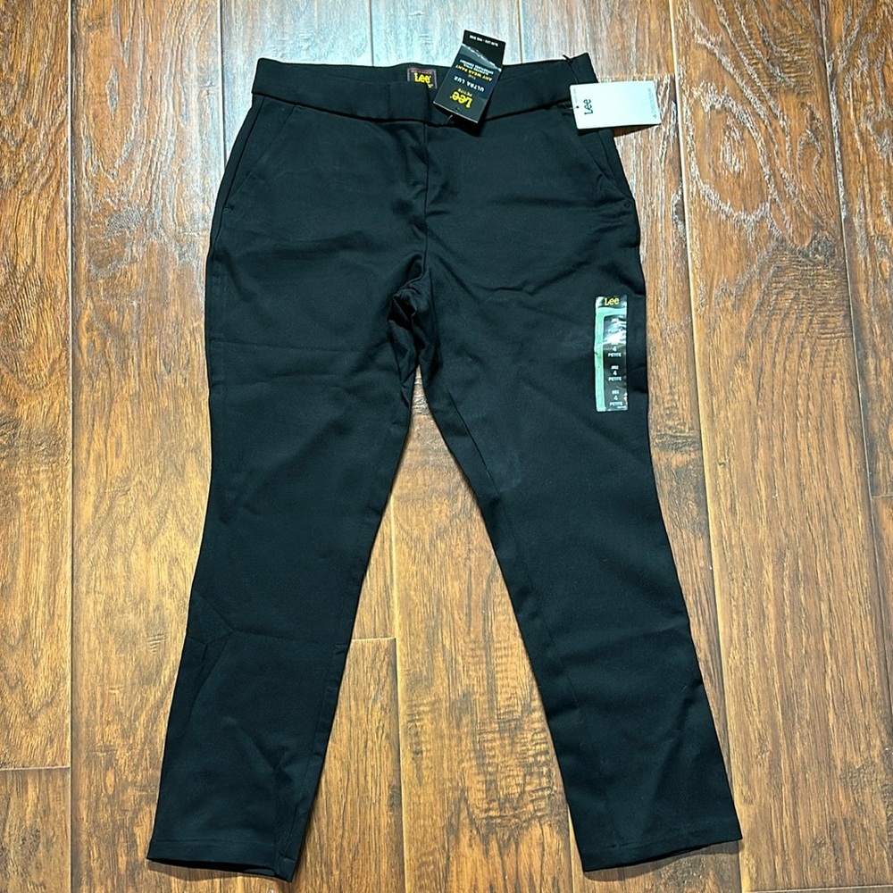 NEW - LEE petite Ultra Lux - Slim leg/mid rise/ankle pant. 4 Petite.